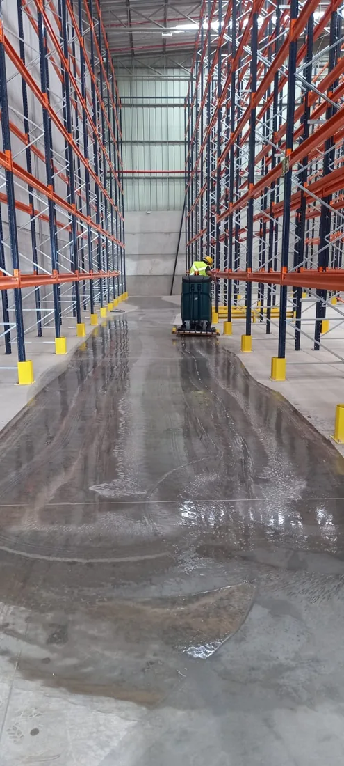 Piso de instalação industrial após serviço da OnClean